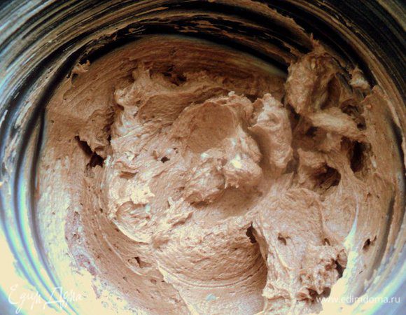 Во вторую часть добавить какао, размешать миксером.