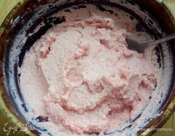 В третью часть добавить малиновый джем, взбить миксером.
