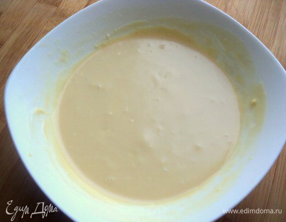 Из ватмана свернуть конус, закрепить скотчем. Растопить на водяной бане или в микроволновке белый шоколад, он нам понадобится для скрепления профитролей. Скреплять профитроли можно так же карамелью.