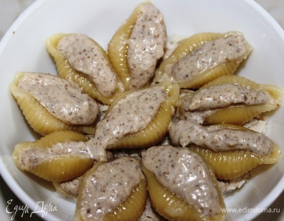 Выложить второй слой из ракушек.