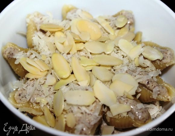 Присыпать сыром пармезан и миндальными лепестками. Поставить в предварительно нагретый духовой шкаф... запекать 5-7 минут при температуре 250 градусов.