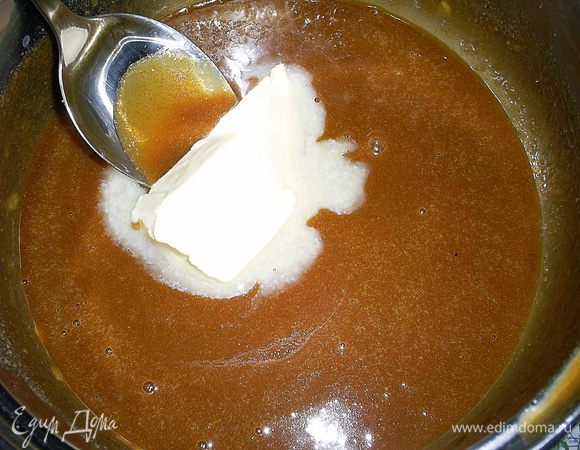 Затем снимаем готовую карамель с огня и добавляем масло. Перемешиваем до однородного состояния.