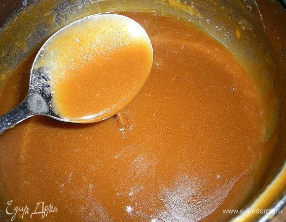 Если сахар и молоко взяты в соотношении 2:1, карамель сразу получается довольно густой, если соотношение 1:1 или больше, то карамель довольно жидкая, но станет гуще после остывания. 