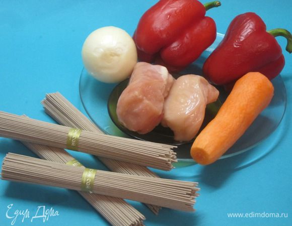 Взять продукты: лапшу гречневую (собу), филе куриное, морковь, репчатый лук, сладкий перец.