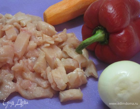 Куриное филе нарезать небольшими кусочками.