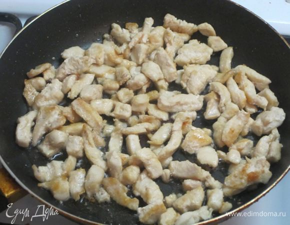 Обжарить на разогретом растительном масле почти до готовности. Вынуть куриные кусочки на тарелку.