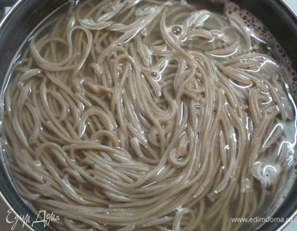 Собу отварить в кипящей подсоленной воде на медленном огне без крышки 10 минут.