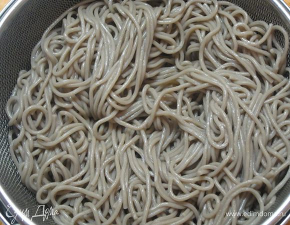 Затем откинуть на дуршлаг и промыть.