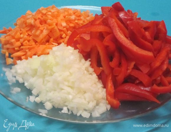 Морковь очистить, нарезать мелкими кубиками. Лук мелко нарезать. Перец нарезать соломкой.