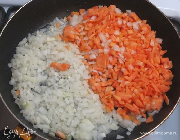 Выложить лук и морковь на сковороду.