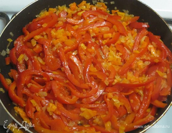 Затем добавить нарезанный перец. Обжарить вместе с луком и морковью.