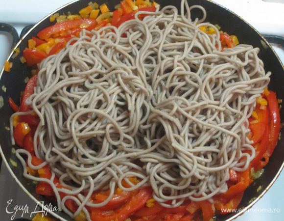 К овощам выложить отварную собу. 