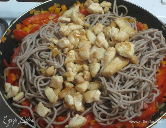 Добавить обжаренное куриное филе.