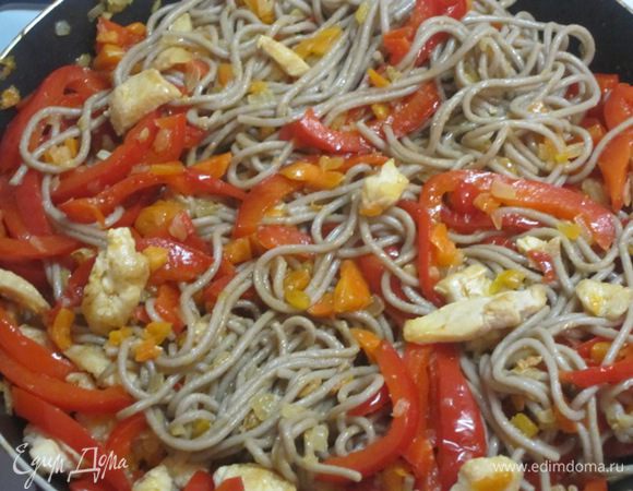 Всё аккуратно перемешать на сковороде.