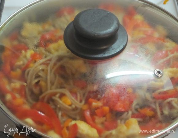 Влить соевый соус и рисовый уксус. Тушить под крышкой 5 минут.