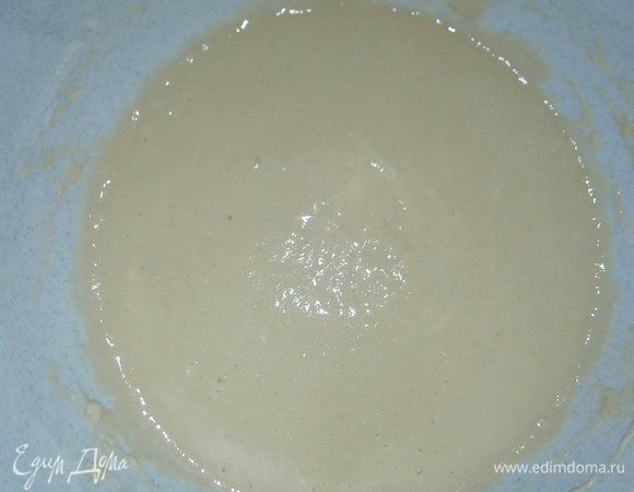 Сначала приготовим опару: в тёплом картофельном отваре растворить мёд. Муку смешать с дрожжами и вливая, постепенно,  жидкость, замесить опару до однородной консистенции. Накрыть плёнкой и оставить бродить на 2 - 3 часа.