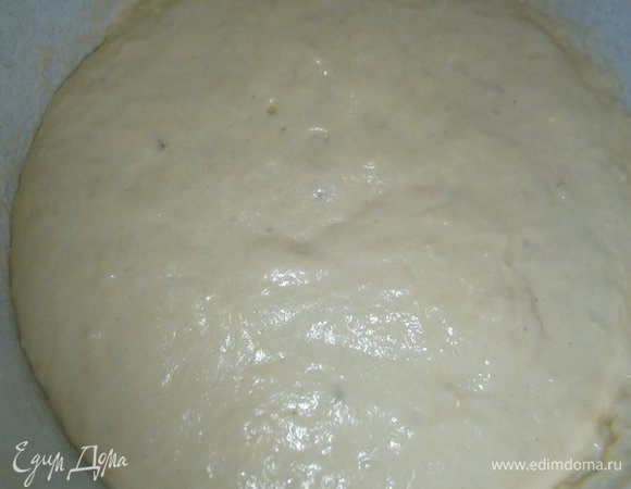 В опару влить  картофельный отвар, хорошо перемешать. Всыпать просеянную пшеничную муку и  семолину, перемешать, накрыть плёнкой и оставить на 20 минут для набухания муки.