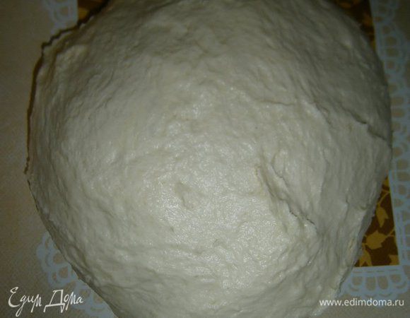 Затем добавить в тесто соль и вымешивать руками 10 минут, смазывая руки растительным маслом. Тесто получается очень - очень  мягкое, воздушное и чуть липкое.  Скатать  в колобок,  сложить в смазанную растительным маслом миску. И оставить в тёплом месте на 1, 5 - 2 часа с одной обминкой.
