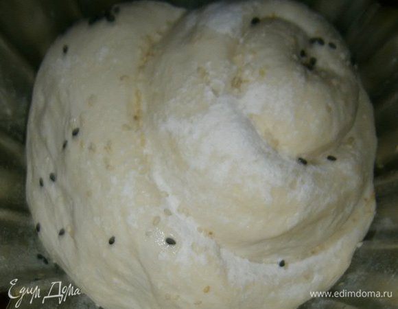 Тесто подошло. Смазать его водой и слегка присыпать мукой ( я ещё присыпала кунжутом).
Поставить в разогретую духовку до t 190 - 200  С  и выпекать  40 - 45 минут.
На дно духовки поставить посуду с водой.
Готовый хлеб извлечь из формы и полностью охладить на решетке.