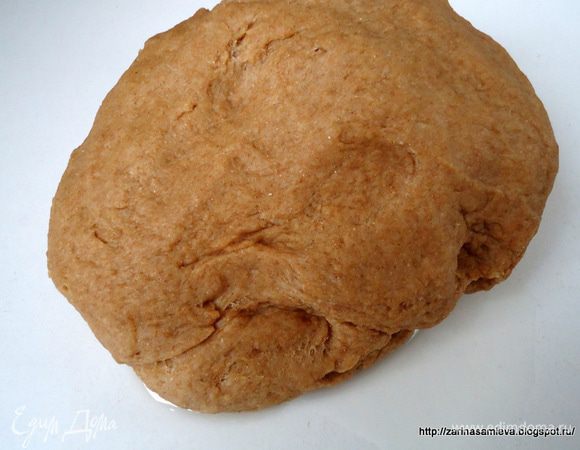 На рабочую поверхность налить оставшееся масло и хорошо на нем вымесить тесто до гладкого состояния.
