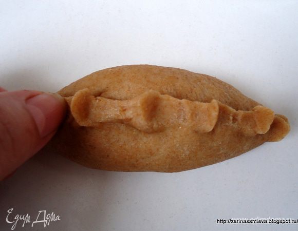 По желанию, можно защипнуть шов, имитируя гребешок.
