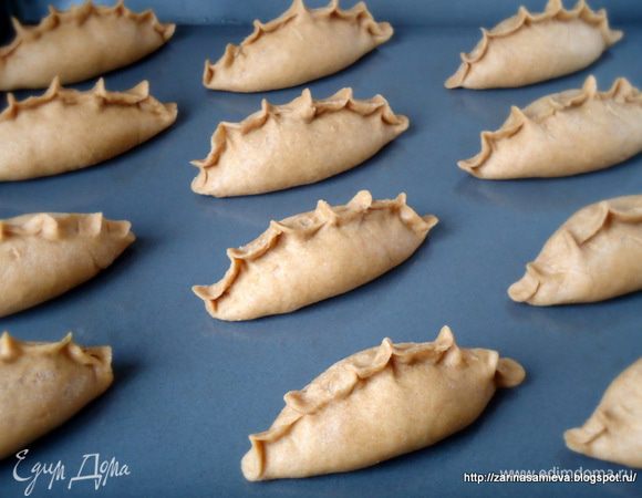 Подготовленные таким образом пироги выложить на противень смазанный маслом. Дать пирогам расстояться в течение 20 минут. Выпекать в заранее разогретой духовке при 180° С около 30 минут. Готовые пироги выложить на решетку.

