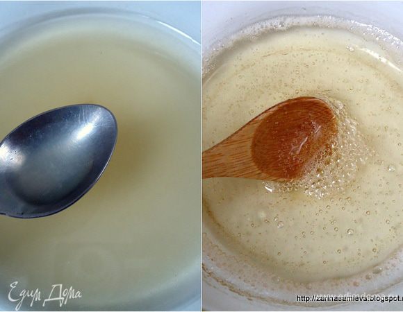 Для глазури, в кастрюльке смешать сахар и воду. Поставить на огонь, после закипания варить пять минут, на последней минуте добавить лимонный сок. 