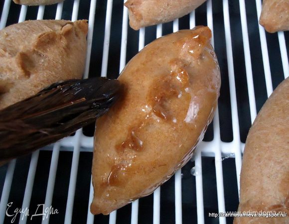 Снять глазурь с огня. Не дожидаясь, пока она остынет, покрыть пироги.
