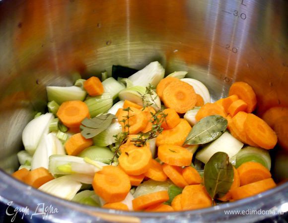 Для бульона используем кастрюлю объемом 3 литра. Лавровые листья замочим минут на 15 в кипятке, чтобы они стали более мягкие и легче надрезались. Все овощи промоем, морковь и лук очистим, у лука-порея отрежем грубую зеленую часть. Лук порежем восьмушками, морковь, лук-порей и сельдерей кольцами. Лавровые листья извлечем из воды и надрежем их. Зальем овощи с лавровыми листьями и тимьяном кипятком и доведем до кипения, затем посолим хорошо и будем варить под приоткрытой крышкой примерно 45 минут.