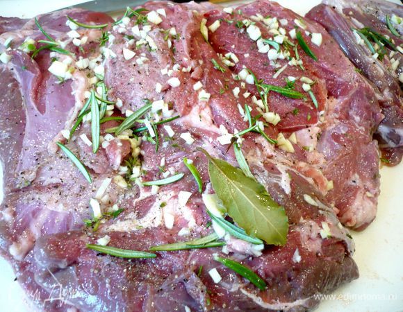 Мясо промоем и обсушим полотенцем, поперчим и посолим со всех сторон. На внутреннюю сторону выложим чеснок и розмарин с тимьяном, а также лавровый лист. 