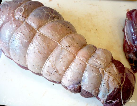 Свернем мясо в плотный рулет и перевяжем кулинарной нитью. 