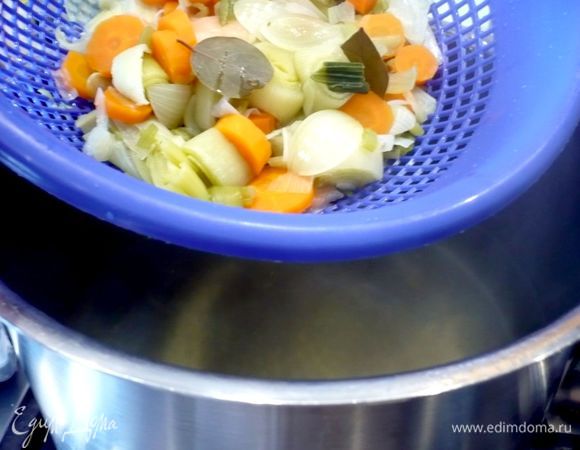 Бульон процедим и выльем обратно в кастрюлю. 