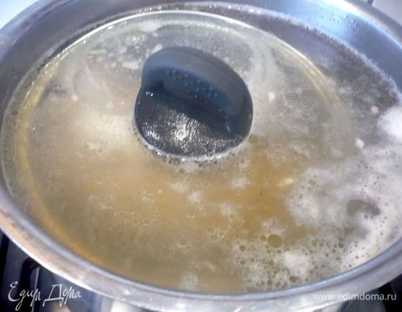 Дадим бульону снова закипеть. И утопим в нем наш рулет, сверху на мясо положим крышку. Оставим вариться на средне-медленном огне 1 час. Сливочное масло для соуса (80 грамм) убираем в морозилку. 