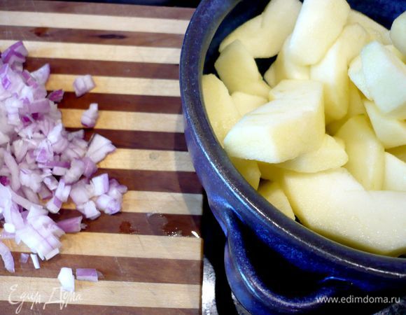 Готовим соус. Яблоки очищаем от кожуры. Режем на четвертинки, извлекаем семена, режем каждую четвертинку еще на четыре части. Сверху поливаем яблоки лимонным соком. Лук-шалотт режем мелко.