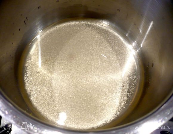 В сотейнике смешиваем уксус с 3 ст.л. воды и сахаром. Ставим на огонь и доводим сахар до растворения, ни в коем случае не мешаем, продолжаем варить, пока смесь не приобретет приятный светло-коричневый цвет (я немного поспешила, и в моем соусе карамельного вкуса почти не ощущалось), важно во время этой процедуры не мешать сироп! 