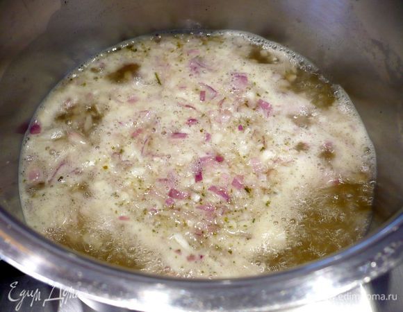 Затем вливаем в сироп бульон и сок, мелко порезанный лук-шалотт и увариваем жидкость на среднем огне в три раза.