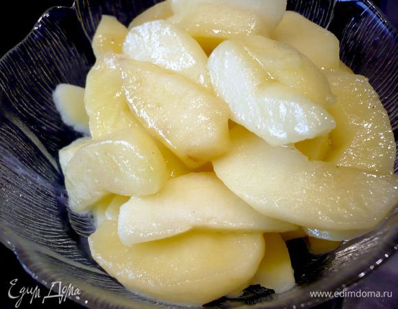 Растапливаем в сковороде 20 г масла. Обжариваем в нем яблоки по минуте с каждой стороны. Извлекаем из сковороды.