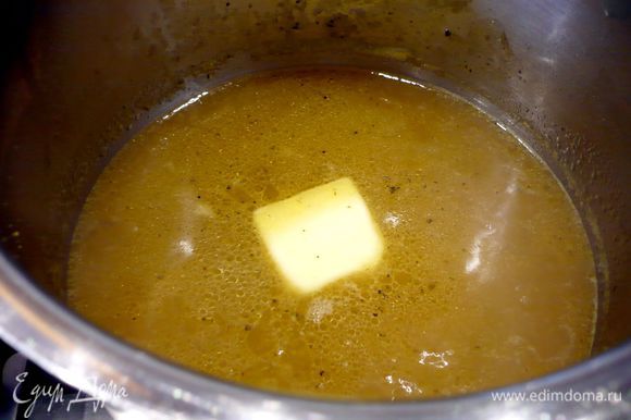 Соус процеживаем и вливаем его в сковороду, даем карамельной жидкости перемешаться с яблочно-сливочной смесью и возвращаем весь соус в сотейник. Теперь достаем почти ледяное масло из морозилки и режем на кусочки. Бросаем по паре кусочков в стоящий на небольшом огне соус и вмешиваем масло в соус венчиком до полного соединения с соусом. Затем добавляем в соус яблоки и снимаем с огня.