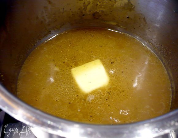 Соус процеживаем и вливаем его в сковороду, даем карамельной жидкости перемешаться с яблочно-сливочной смесью и возвращаем весь соус в сотейник. Теперь достаем почти ледяное масло из морозилки и режем на кусочки. Бросаем по паре кусочков в стоящий на небольшом огне соус и вмешиваем масло в соус венчиком до полного соединения с соусом. Затем добавляем в соус яблоки и снимаем с огня.