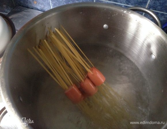 В кипящую подсоленную воду поставьте макароны так, чтобы сосиски практически не касались воды. Оригинальные макарошки сами уйдут под воду, когда нижняя часть размягчится. Варите как обычно, аккуратно перемешивая. 