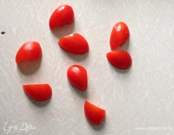 Откиньте на дуршлаг, дайте стечь воде и сразу разложите по тарелкам. Сверху положите кусочек сливочного масла. Отличным добавлением к такому простому и оригинальному блюду станет любой ваш любимый соус.
Подготовьте помидорки - сердечки  и украсьте блюдо!