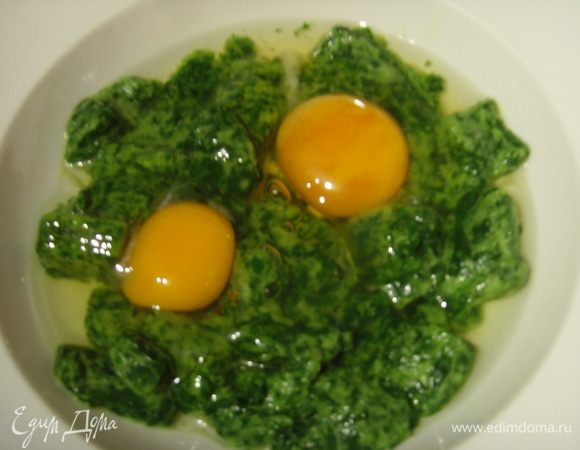 Шпинат заранее разморозить, отжать лишнюю влагу. Вмешать яйца, соль, перец, по желанию мускатный орех.