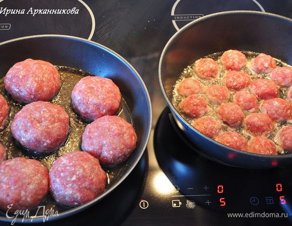 В воде замочить куски булочки. Мясо, лук и булочки пропустить через мясорубку. Посолить,добавить яйцо. Хорошо помешать и оставить минут на 10-15. Слепить небольшие шарики и обжаривать на растительном масле с 2 сторон. На фото рядом показаны обычные средние котлеты для масштаба) После быстрой обжарки тефтели накрыть крышкой и потушить минут 30.