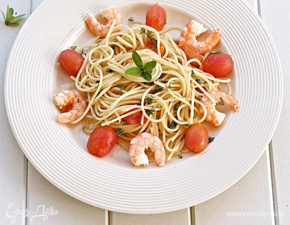 Готовую пасту смешать с соусом, разложить по тарелкам и украсить.