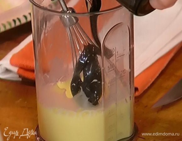 Яйцо с молоком взбить миксером, добавить солод и все еще немного взбить.