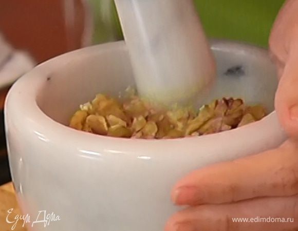 Орехи измельчить в ступке.