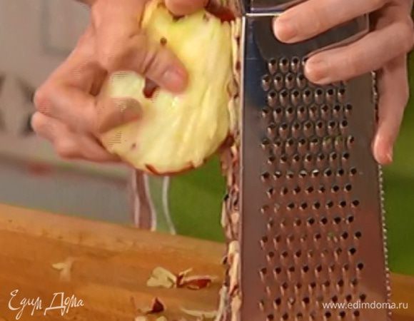 Яблоко, удалив сердцевину, натереть на крупной терке прямо с кожурой.