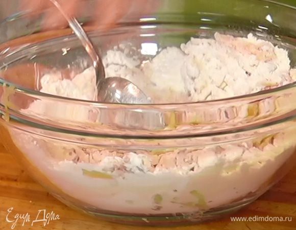 Добавить к яблоку оба вида муки, орехи, разрыхлитель, соль, все перемешать.