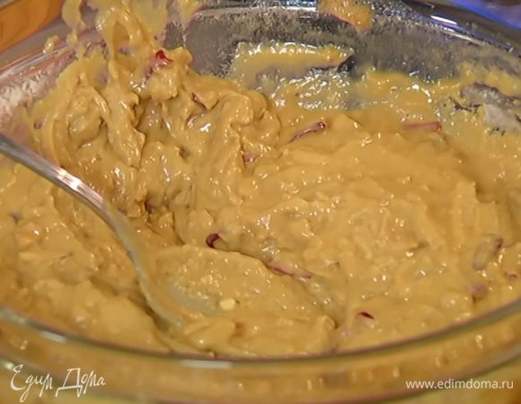 Растопленное масло соединить с молочно-солодовой смесью и немного взбить миксером, затем влить получившуюся массу в муку и вымешать тесто.