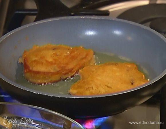 Разогреть в сковороде оливковое масло и жарить оладьи до золотистого цвета с двух сторон, затем выкладывать на бумажное полотенце, чтобы убрать излишки жира.